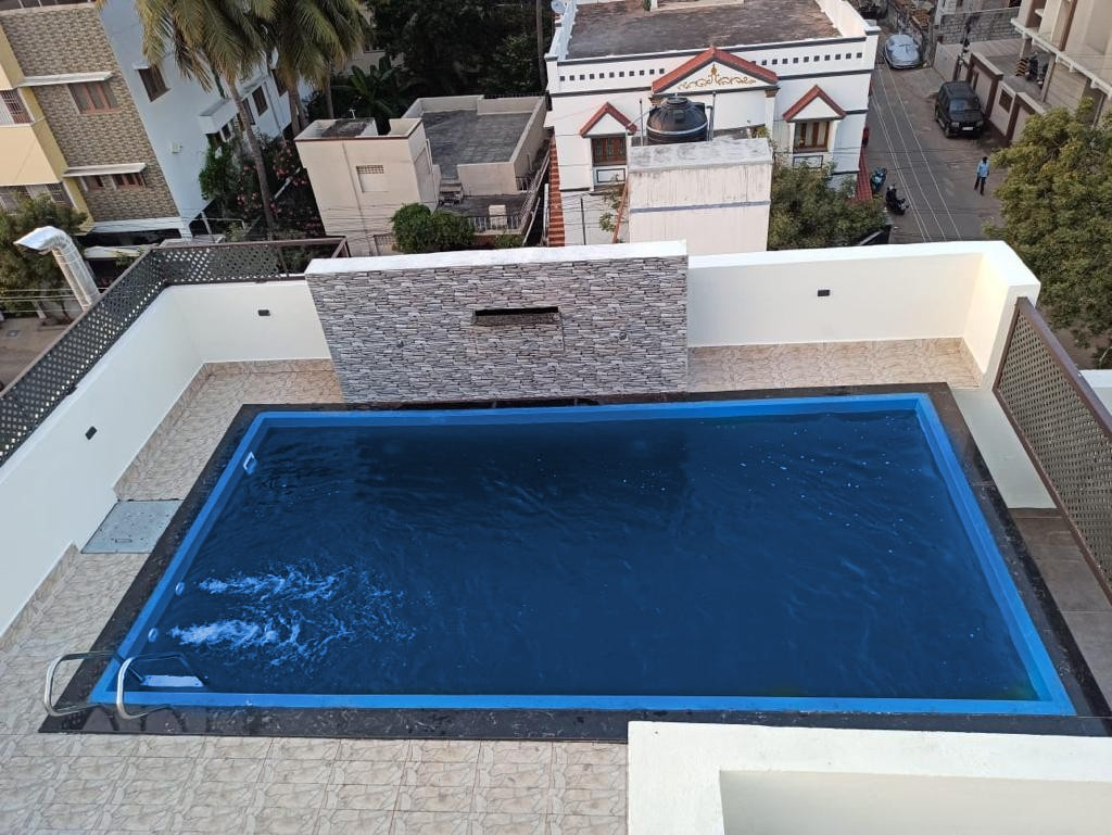 Rooftop Vinyl Liner Pool — Rectangular rooftop pool with dark stone coping