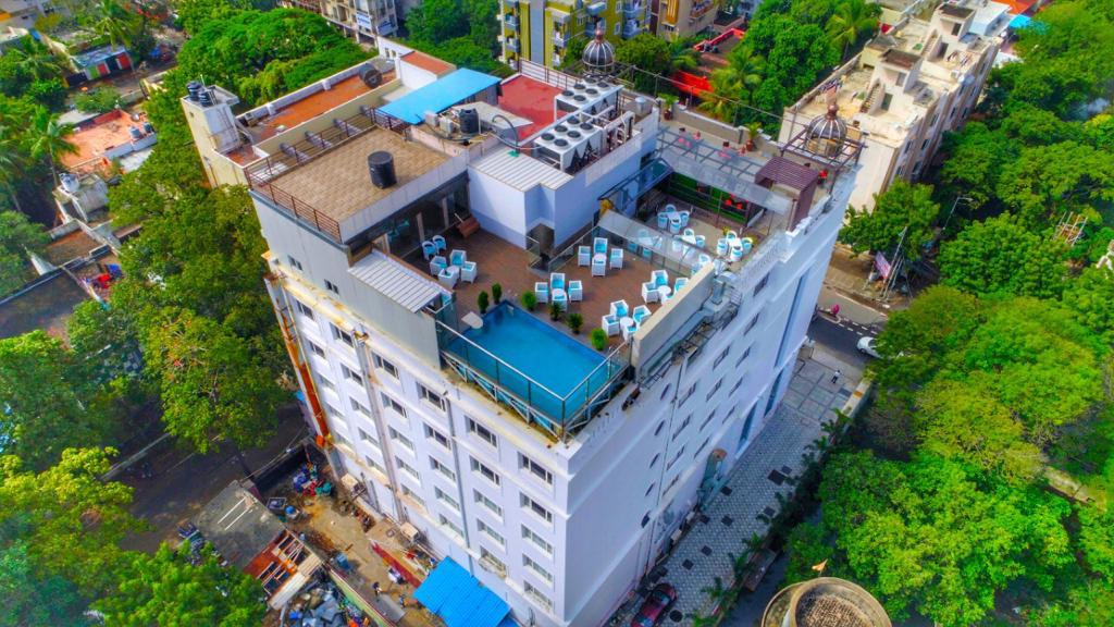 Hotel Rooftop Pool — Aerial view — hotel rooftop with lounge deck