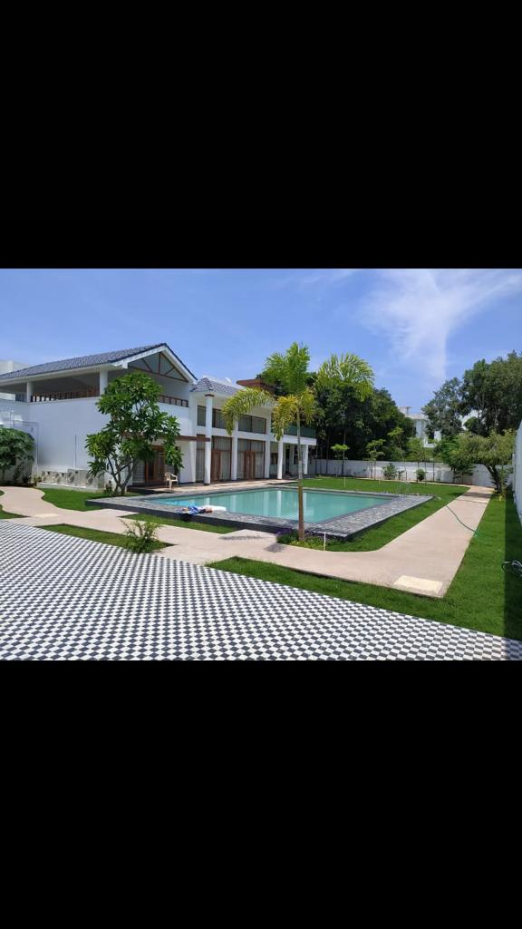 Modern Villa Pool — Landscaped garden pool for a private residence